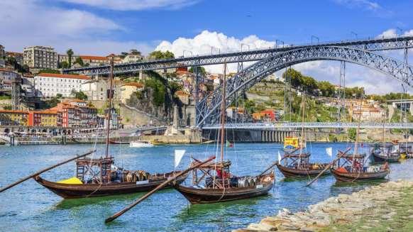 Check-in ve pasaport işlemleri sonrası Türk Havayolları, TK 1451 numaralı seferi ile saat 12.15 de Porto'ya hareket. Yerel saat ile 14.10 da Porto'ya varış.