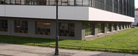 Corbusier e (Conrad, 1991, s:84) göre: Döşemenin, yapıyı çevreleyen bir balkon gibi, taşıyıcı kolonların