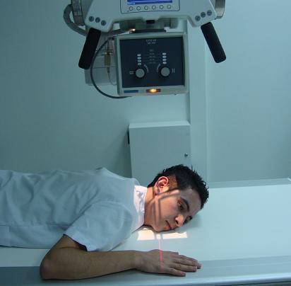 2: Submandibuler lateral radyografisi pozisyonu Submandibular oblik Hasta pron pozisyonunda masaya yatırılır. Hastanın kafası yan çevrilerek 45 derecelik açı verilir.