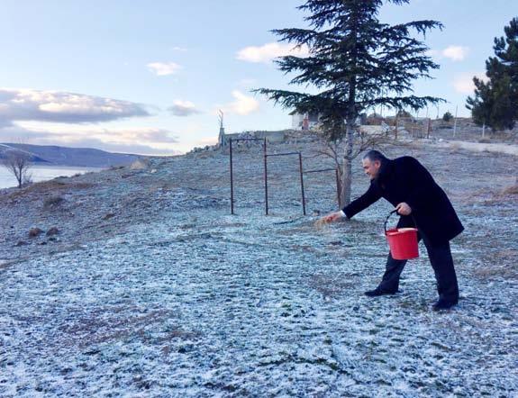 hayvanlar için doğaya yem bırakıldı Antalya yı Konya ya bağlayan Akseki-Seydişehir karayolunda bin 825 metre rakımlı Alacabel de Karayolları ekipleri kar temizleme çalışması yapıyor.