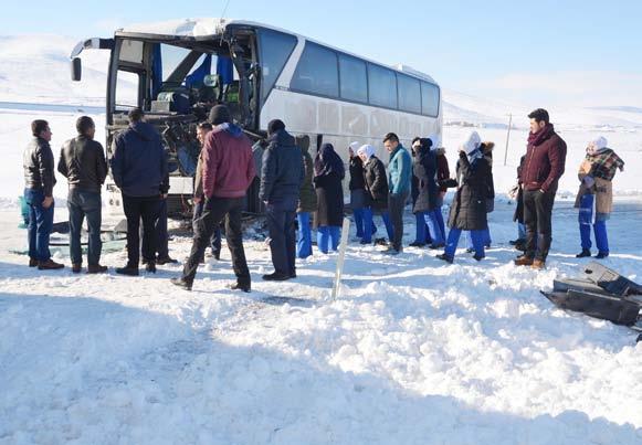 idaresindeki 33 CPP 87 plakalı tır, kar ve buzlanma nedeniyle kayganlaşan yolda kontrolden çıkarak karşı şeride geçti.