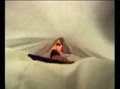 Resim 11: Asmalı Konak Asmalı Konak (2002) adlı dizinin birkaç bölümünde çifti ayırmak amacıyla yastık altına konulan muska biçiminde bir Anadolu büyüsü göze çarpmaktadır.