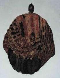 Antalya ili Serik ilçesi geleneksel kadınların başa giydiği renkli kadife kumaştan yapılmış olup sakak adı verilen parça ile çene altından başa geçirilmiştir (Şekil. 3).
