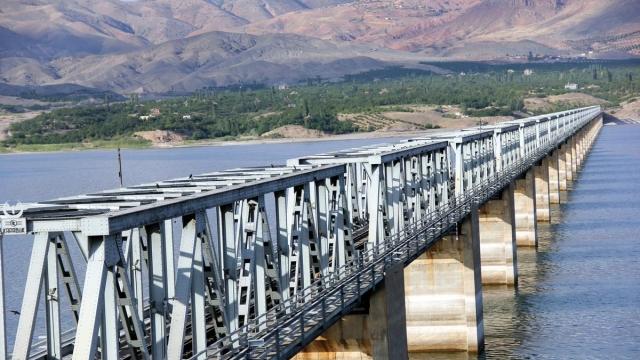 Türkiye de ise en uzun demir yolu köprüsü 1986 da