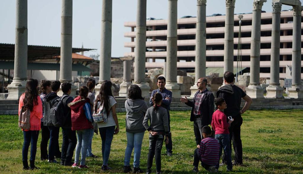 2.ETAP-UYGULAMA Fotoğrafçılık ile ilgili teorik birikim ve uygulama deneyiminin ardından çocuklar ile birlikte arkeologlar rehberliğinde İzmir Büyükşehir Belediyesi'nce destek verilen Symrna Agorası,