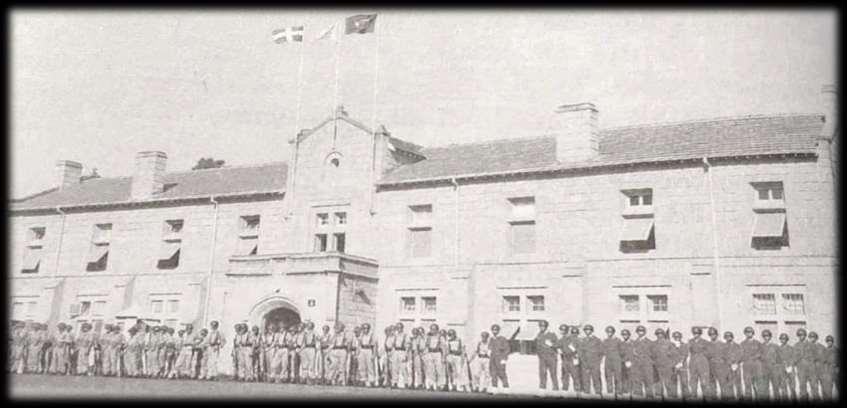 1960-63 arasında Kıbrıs ta kurulan Lefkoşa Mahkemeleri; Türkiye, Yunanistan ve Kıbrıs bayraklarının yan yana dalgalandığı garantör