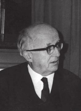 Zooloji hocası Ord. Prof. Dr. Curt Kosswing bu ülkede yaptığı hizmetlerle (1937-1955) anılan bir bilim adamıdır. O ölünce cenazesi vasiyeti üzerine Türkiye ye getirilmiştir. Ord. Prof. Dr. Karl Löwenthal (1933-1938) embriyoloji hocası olarak çalışmış ve 1938 de Amerika ya gitmiştir.