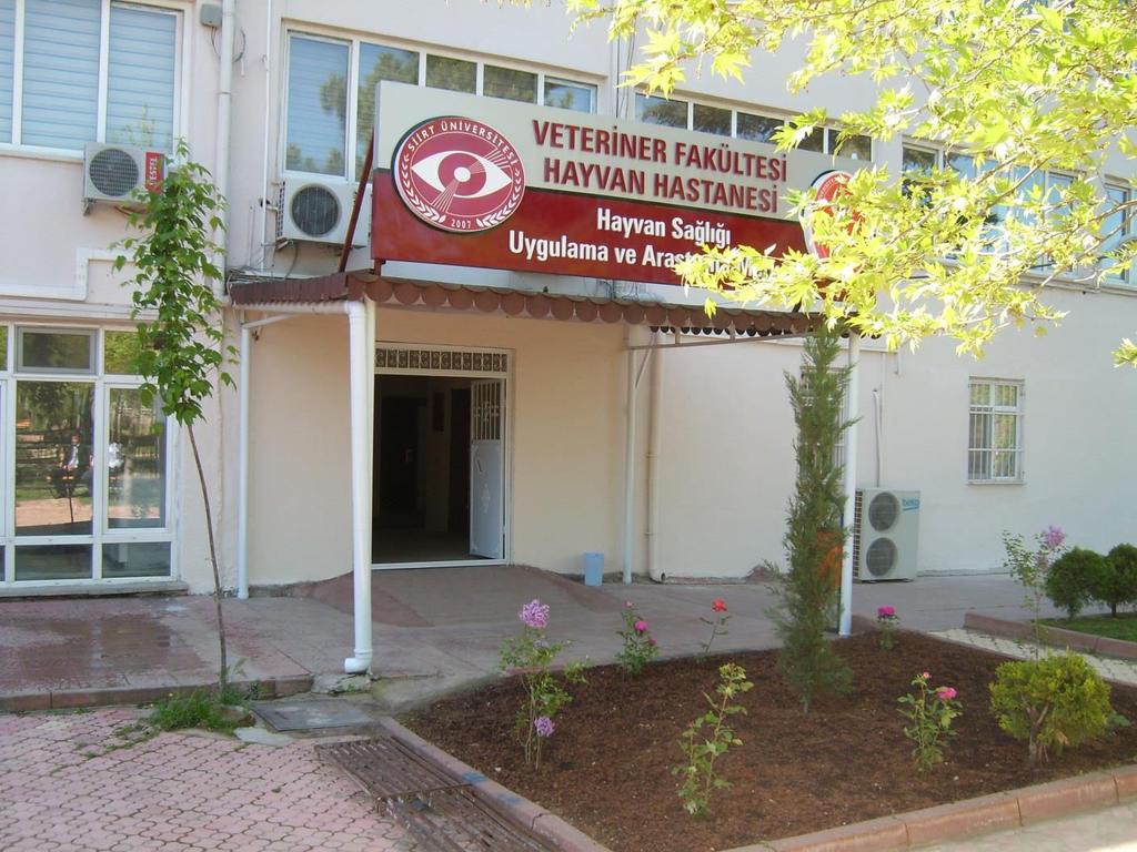 Siirt Üniversitesi Merkez Kampüs Veteriner Fakültesi giriş katında yer alan