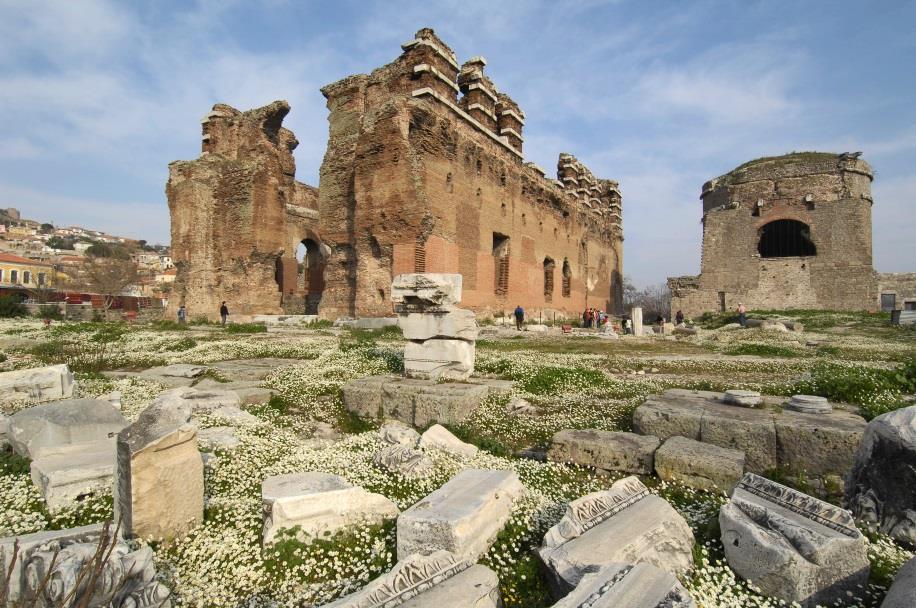 dokuz su hattıyla, Pergamon, antik dünyanın en önemli su hatlarına sahiptir. Pergamon da inşa edilen Roma Dönemi yapıları içinde yer alan Kızıl Avlu ayrı bir öneme sahiptir.