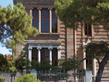 Bergama Ulu Camii, bu plan tipinin uygulanan son örneklerindendir. Bergama da plân açısından ikinci tip olarak; kare plânlı, tek kubbeli, kübik eserler görülmektedir.