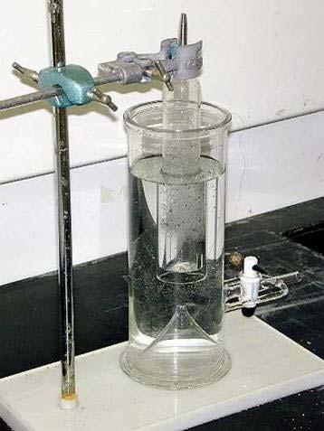 Gaz büretinin üst kısmında toplanan fosfin gazı Mininert Valf kilidi açılarak bürete bağlı septumdam 10 ml lik gaz şırıngası ile çekilerek alınmıştır. Şekil 3.