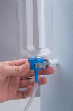 Şişenin ventilasyon hortumunun kilitleme mandalının kapalı olduğundan emin olun. Mesanenin sağ (üstten görünüm) hortum konnektörünü rezervuar şişesine takın.