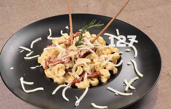 Kurutulmuş Domatesli Tortellini 126 Spagetti Napoliten Spagetti makarna, domates sos ve permasan peyniri ile servis edilir.