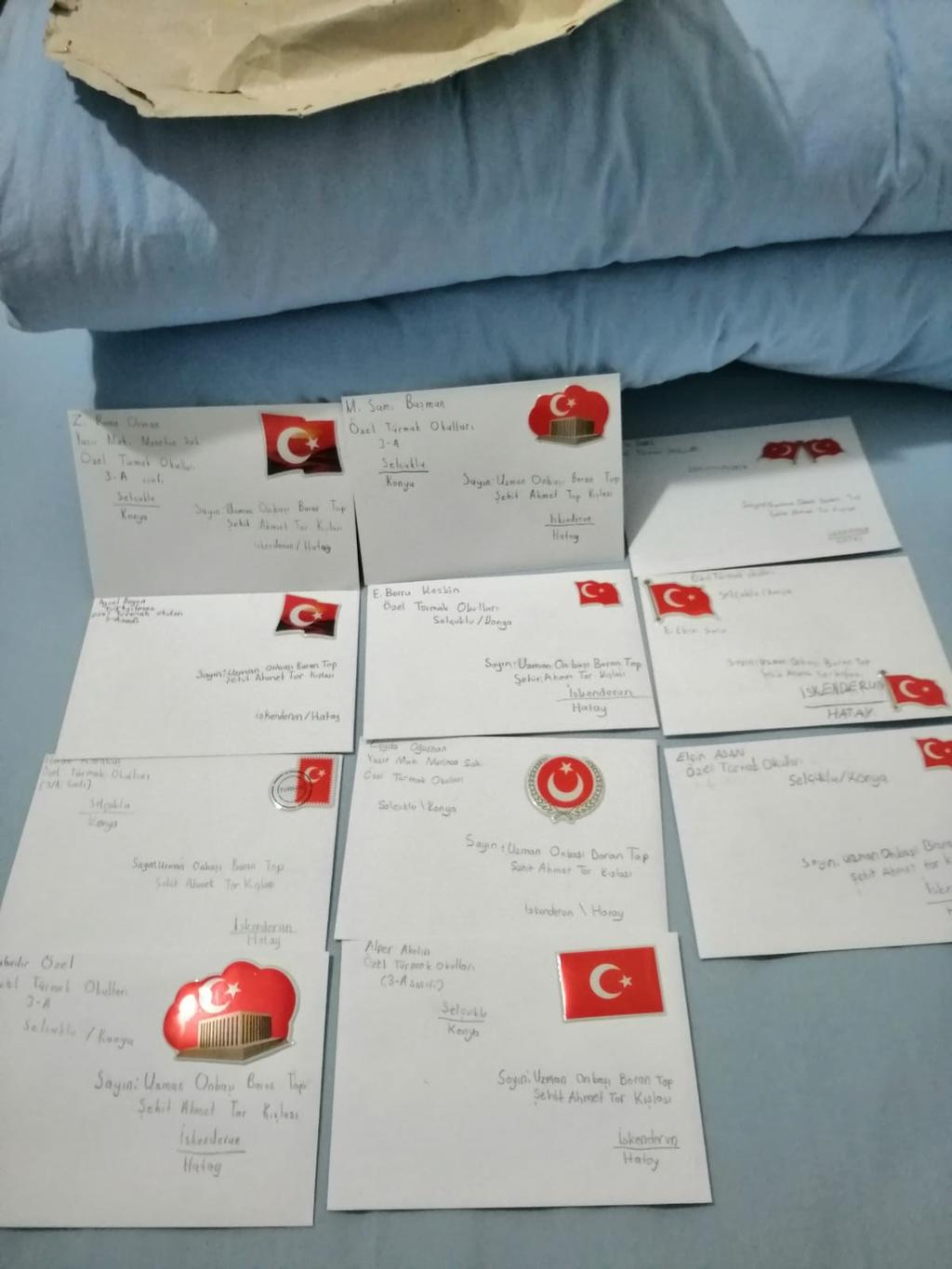 Öğrenciler mektuplarını büyük bir heyecanla yazıp, süsleyerek zarflara koyup postaya verdiler.