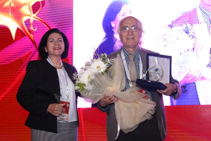 Türk Nöroloji Derneği Bilim ve Hizmet Ödülleri ülkemizde Nöroloji alanının gelişmesinde üstün hizmetleri bulunan bilim insanlarına verilen onursal bir ödüldür.