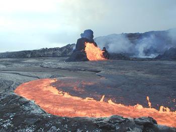 Patlama Dinamiklerine Göre Volkanik Faaliyetler Effüzif Volkanizma Ekstrüzif Volkanizma Eksplozif Volkanizma Düşük viskoziteli magmaların, sessiz bir şekilde yüzey topoğrafyasına bağlı olarak aktığı