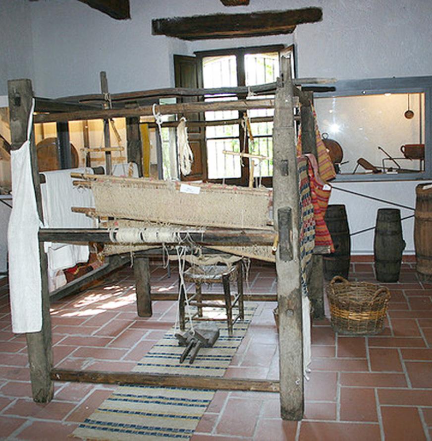 jë vend që ruan jetën e Npërditshme dhe kulturën e Shën Kostandinit Shqiptar: është muzeu, i vendosur në një pallat të vogël pronë e Bashkisë, që gjendet në zemër të qendrës historike të fshatit, ku