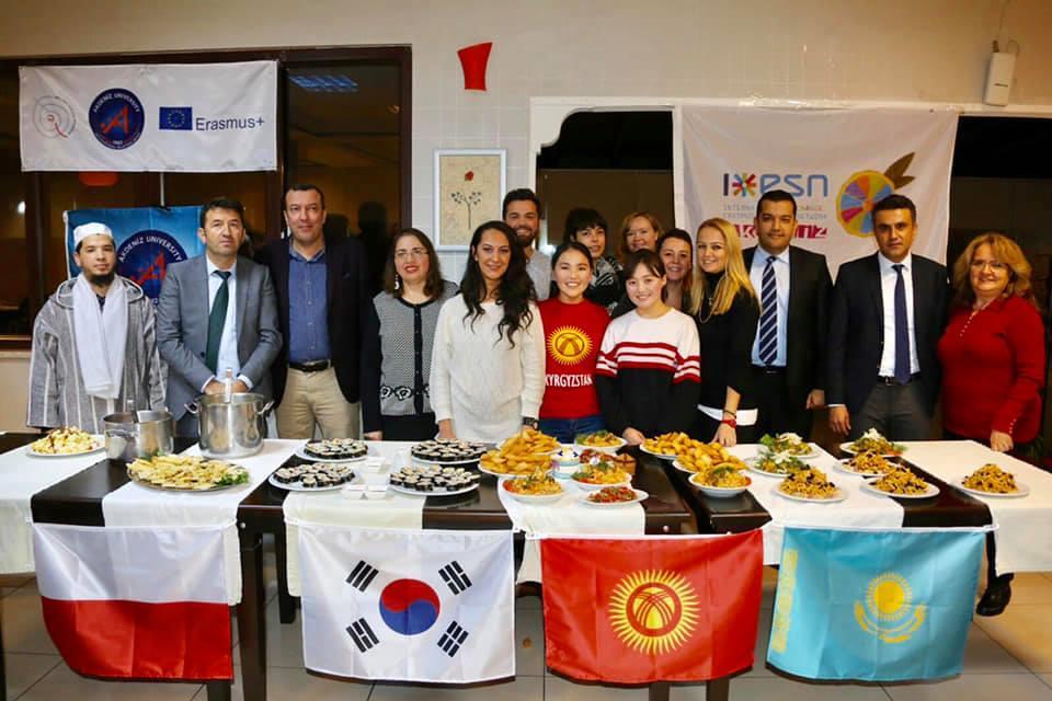 ERASMUS+ ve MEVLANA ÖĞRENCİLERİMİZ ile KÜLTÜRLERARASI YEMEK ETKİNLİĞİ DÜZENLEDİK Üniversitemize Mevlana Değişim Programı ve Erasmus+ Programı ile dünyanın çeşitli coğrafyalarından gelen