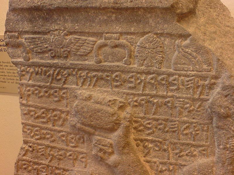 Babil de olduğu gibi Asur da da üstü mine kaplı tuğlalarla, resimler ev
