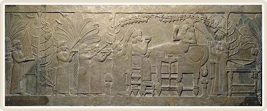 668-631) içkisini içerken Ninive deki görüyoruz. saray kabartmaları Asma ve palmiyeler Sümer-Akad altında geleneğindedir.