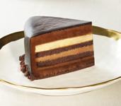 dolgusuyla  CELEBRATION CAKE (Dilim) 37,00t Ünlü Sacher keki, farklı çikolataların yansıması olan eşsiz dolgular ve çıtır feuilletine parçacıkları; çikolataya adanmış sekiz muhteşem katmanla çikolata