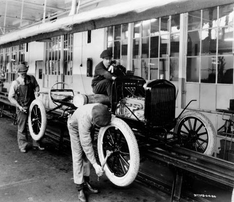 Montaj hatti kurulumunun sagladigi avantajlar sayesinde Ford, 1924 yilina kadar 10 milyonuncu T-