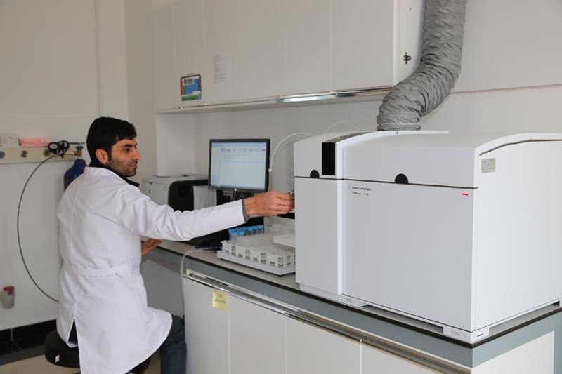 1- MİNERAL ANALİZ LABORATUVARI Endüktif Eşleşmiş Plazma-Kütle Spektrometresi (ICP-MS) Cihazı Marka: Agilent Model: 7700s ICP-MS cihazı katı ve sıvı örneklerde birçok sayıda elementin hassas bir