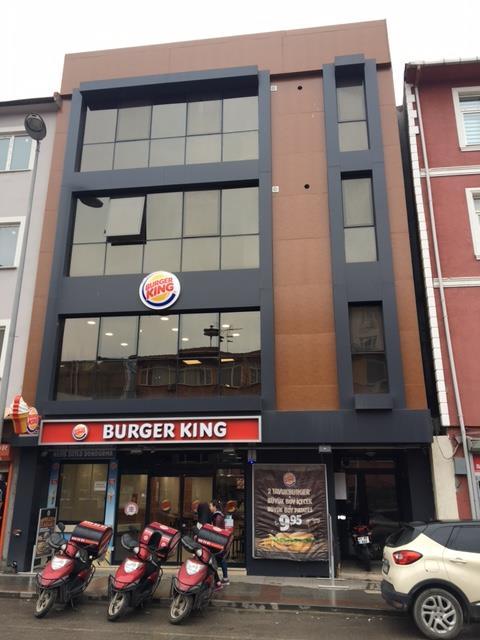 Gebze Burger King Projesi Kocaeli nin nüfus bakımından yoğun ilçelerinden biri olan Gebze de Hükümet Konağı nın tam karşında yer almaktadır. Hükümet Caddesi ve çevresinde yoğun yaya trafiği vardır.