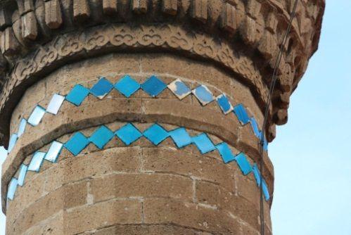 Kavaklı (Çinili) Caminin Minaresi Şekil 29: Camii de kullanılan yaklaşık 20x 20cm boyutlarındaki firuze ve mavi renkli karoların kullanıldığı, iki şerefeli minareden bir görünüm (Bayrak Kaya, 2018)