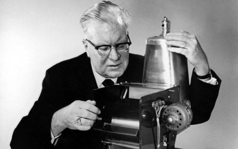 YAZICININ TARİHÇESİ Chester Carlson 1938 de elektrofotografi ya da daha çok bilinen adıyla Xerox denilen bir kuru baskılama tekniği icat etmiş.