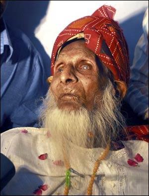 Dünyanın en yaşlı insanı Hindistanlı Habib Miyan dizanteriden öldü.