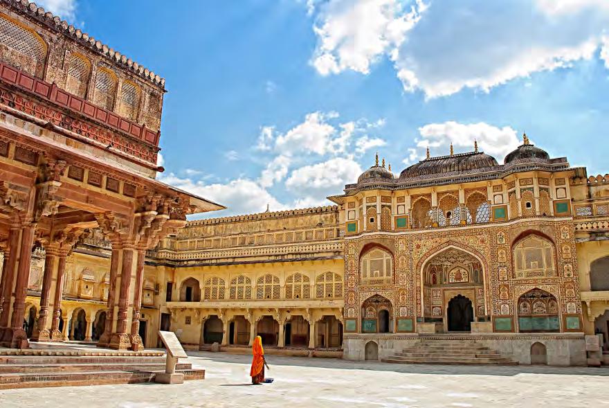 "Pembe Şehir" olarak da bilinen Jaipur'da muhteşem mimarisiyle Amber Kalesi, bal peteğine benzeyen şekliyle Hawa Mahal Sarayı, astronomik gözlemevi Jantar Mantar, 17.