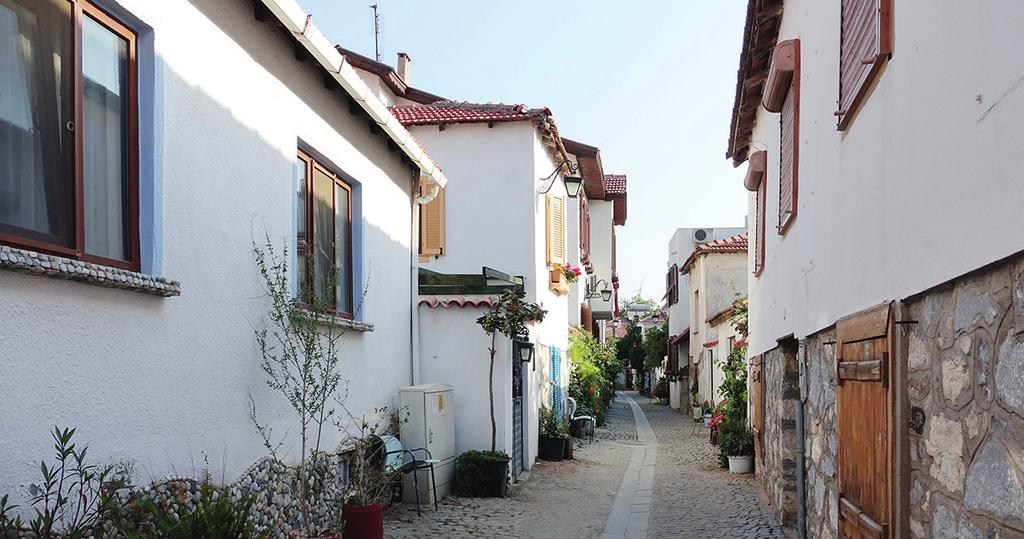 Tek ya da iki katlı geleneksel Sığacık evlerinin çoğu kerpiçten yapılmış. Tencereyi ocakta yavaş yavaş ustaca kaynatmak gerekir.