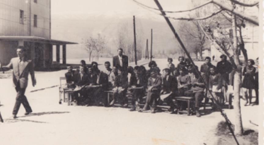 92 Tamer KARATEKİN & Güner KARATEKİN görmüş, sonrasında Türkçe eğitim yalnız 1-4. sınıflar ile devam etmiştir.