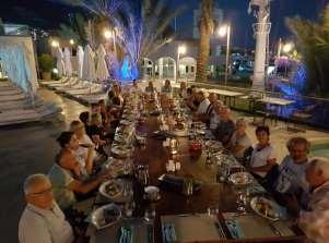 dağıtıldı. Tüm katılımcılara ortak faaliyetlerde DADD armalı T-Shirt giyilmesinin önemi vurgulandı. Saat 20:30 da Turgutreis D-Marin Yat Kulübünde, havuz başında 33 kişi akşam yemeğinde buluştuk.