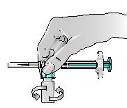 bükme" hareketiyle (bkz ok yönünde) dikkatlice sıkıştırarak enjektörü flakon adaptörünün