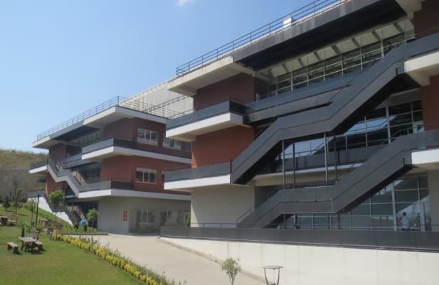 iki akıllık blok binası ile hizmet hazır olan kampüs bünyesinde 300 kişilik konferans salonu,160 kişilik, 18 adet derslik ve