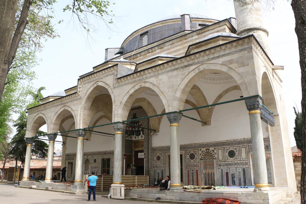 Çoban Mustafa Paşa Camii Süsleme Programı Üzerine Düşünceler penceresi güney, doğu ve batı cephelerinde aynı düzende tekrarlanır.