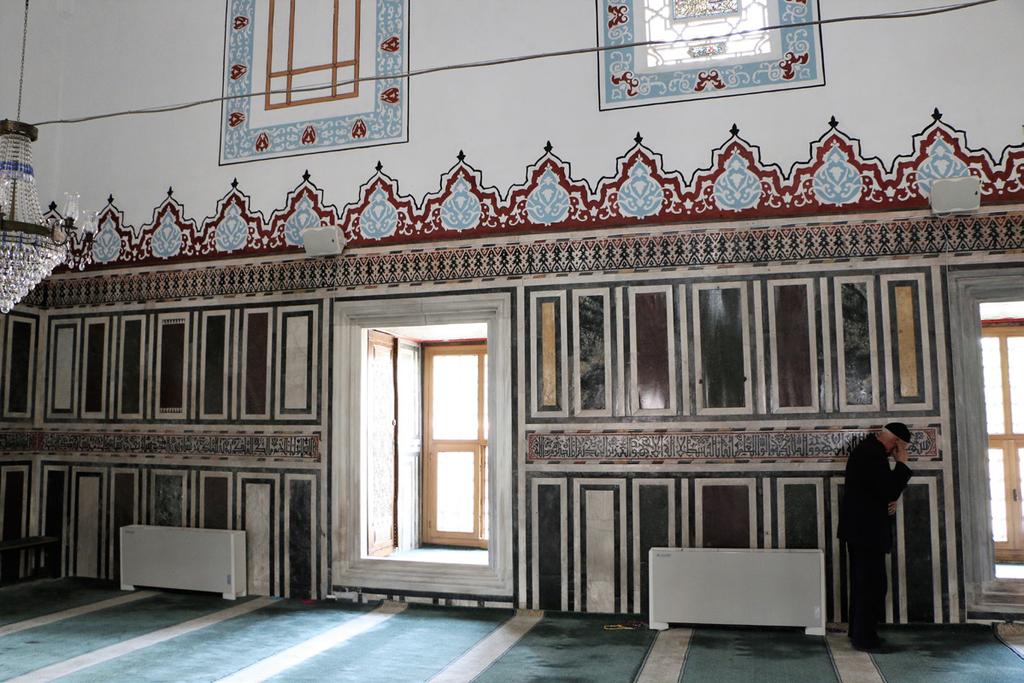 Çoban Mustafa Paşa Camii Süsleme Programı Üzerine Düşünceler İç mekândaki doğu ve batı cephelerde yer alan yazı kuşağının altında ve üzerinde, yine aynı teknik, renk ve düzen devam eder.