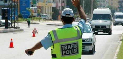 polis memurlarına Trafik polisi denir. Trafik düzenini ve akışı sağlar,.