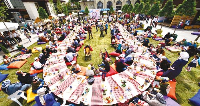 bir yaşam kültürü sunuyor. İşte bu yüzden, bizde belirli bir hatırası olan şehir, bilincimizi ve kişiliğimizi biçimlendiren, oluşturan bir mekandır. Peki Üsküdar neden mutlu bir şehir?