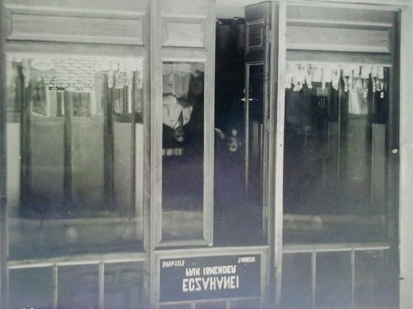 Yeni-Moda Eczanesi 27 ve dolapları ile birlikte eczaneyi 1937 yılında devralır.