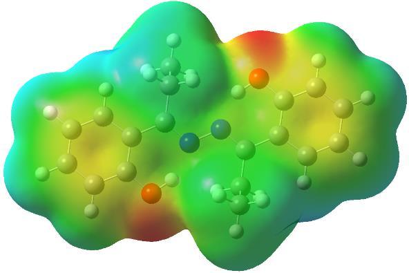 5 ile verilen MEP haritasına bakıldığında negatif bölgeler O atomları (Kırmızı) ve benzen halkalarındaki karbon atomları (Sarı) üzerinde iken pozitif bölgeler (Mavi) hidrojen atomları