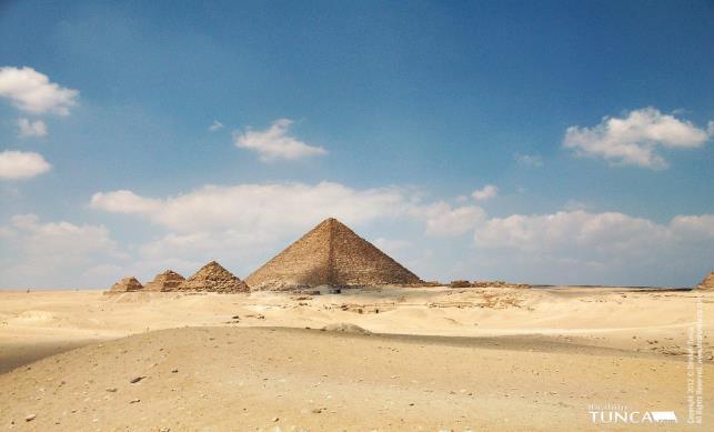 TARİHSEL GELİŞİMİ Bugünkü haliyle proje yönetiminin geçmişi çok eski olmamakla birlikte bazı çevreler Mısır Piramitleri ve Çin Seddi nin yapımının önemli birer proje