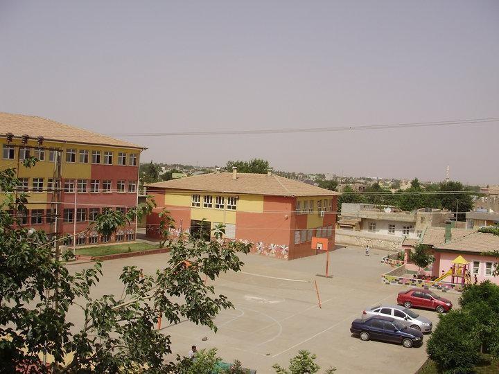 1.1.OKULUMUZUN TARİHÇESİ 1968-1969 eğitim öğretim yılında hizmete giren okulumuz açıldığı tarihte tek bir binada eğitimöğretim yapmakta iken, 1997-1998 yılında yeni bir ek bina yapılmıştır.