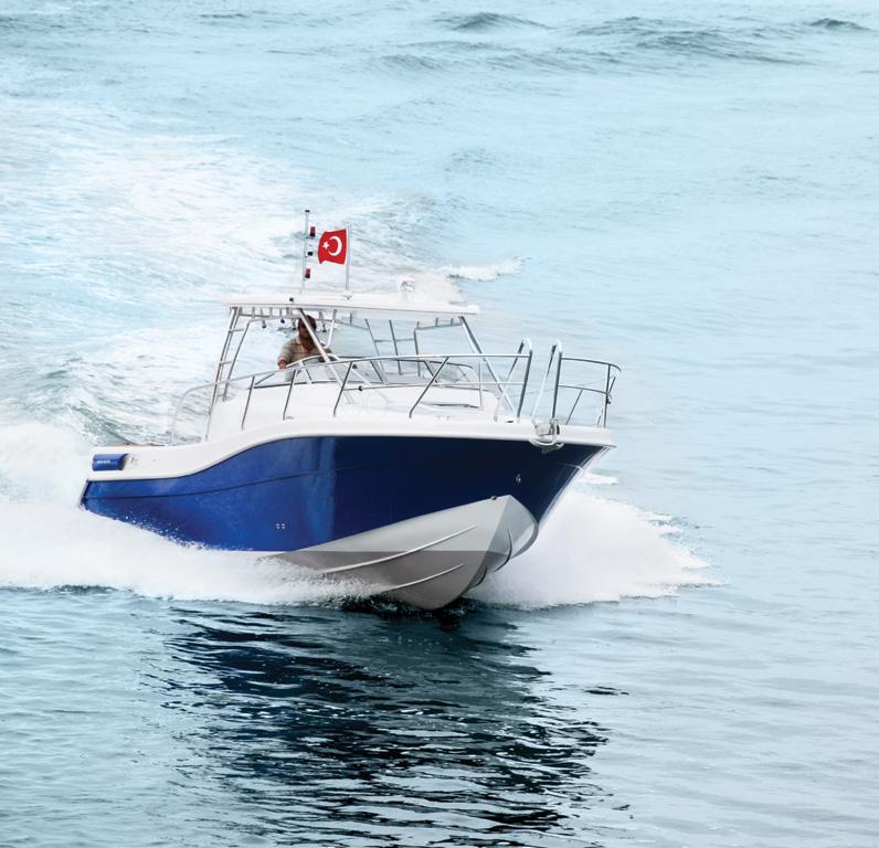 Fiberglas gövde malzemesine ve 210 lt balık depolama alanına sahip olan teknenin maksimum hız kapasitesi 40 knot tur.