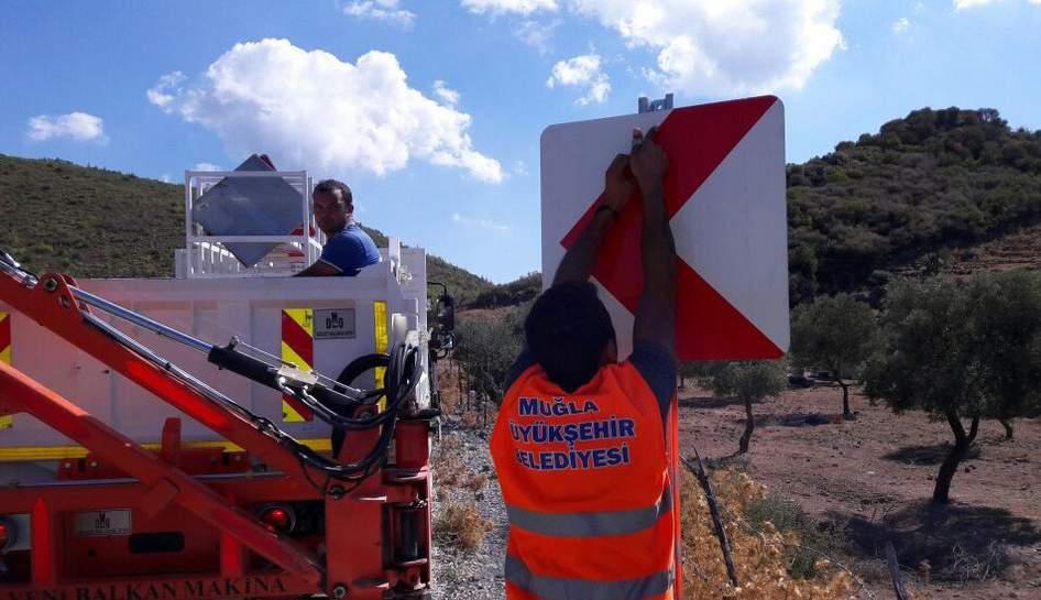 Trafik Levhasını Kendimiz Üretiyoruz Muğla İli genelinde düşey trafik işaretleme çalışmalarında kullanılan trafik levhalarının üretimini kendimiz yapıyoruz.