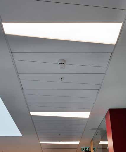 INSOLITA Lumuner Insolita modeli, metal ve taşyünü asma tavan sistemleri ile uyumlu LED aydınlatma armatürüdür.