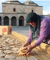 tüketilmektedir (URL-8, 2018) (Resim 5) Tatlı (Üzümlü) Tarhana (Tokat) Yapım aşaması her ne kadar tarhanayı anımsatsa da, geleneksel tarhanaların tersine tatlı olarak