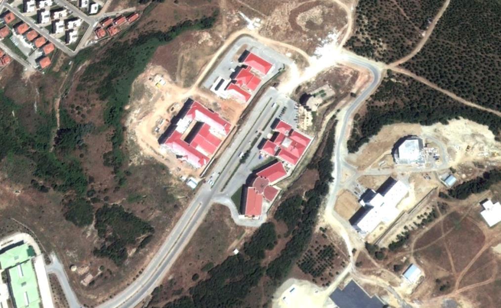 ÇOMÜ SABİT GNSS İSTASYONU Çanakkale Onsekiz Mart Üniversitesi Mühendislik Fakültesi Binası üzerinde kurulan sabit GNSS istasyonu (COMU), Çanakkale sınırları içerisindeki haritacılık ve altyapı
